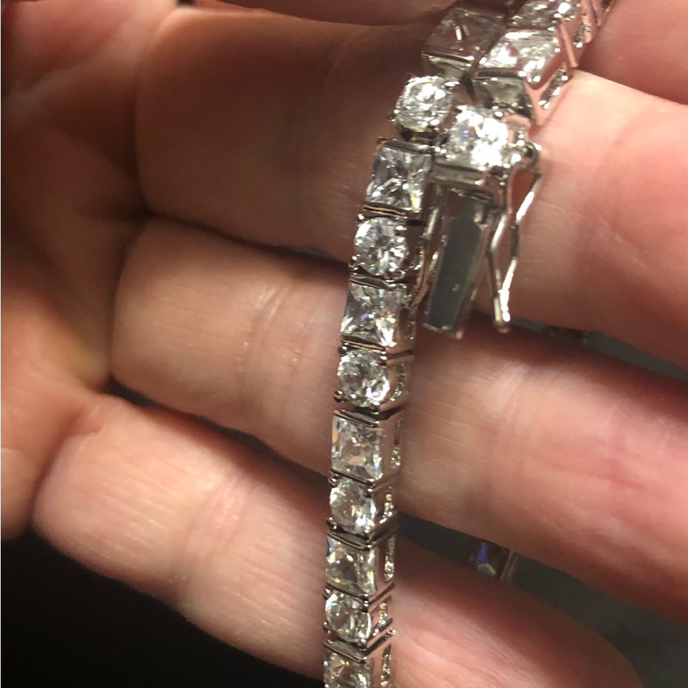 Elegant Tennis Bracelet. 7 inch.